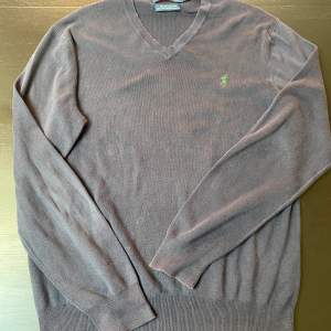 Använd men fin tröja från Ralf Laurent. Bra grå färg som är enkel att matcha till många andra plagg.