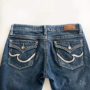 Lågmidjade jeans med såå snygg design på fickorna 😍😍 älskar passformen också! ❣️ GRATIS FRAKT DEN HÄR VECKAN!