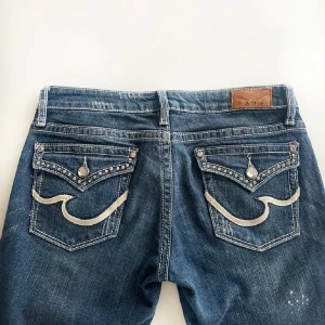 Lågmidjade jeans - Lågmidjade jeans med såå snygg design på fickorna 😍😍 älskar passformen också! ❣️ GRATIS FRAKT DEN HÄR VECKAN!