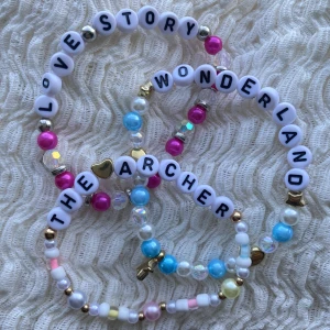 3 Taylor Swift friendship bracelets  - Taylor swift frienship bracelet att behålla för dig själv eller ge bort till andra swifties under the Eras tour. Dessa armband är hemgjorda, elastiska och gjorda för att passa en genomsnittlig handled. För att bevara dem, undvik all kontakt med vatten.