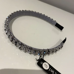 Diadem - Helt nytt diadem💗💗 Jättefint och passar till mycket!! Köpte för 75kr