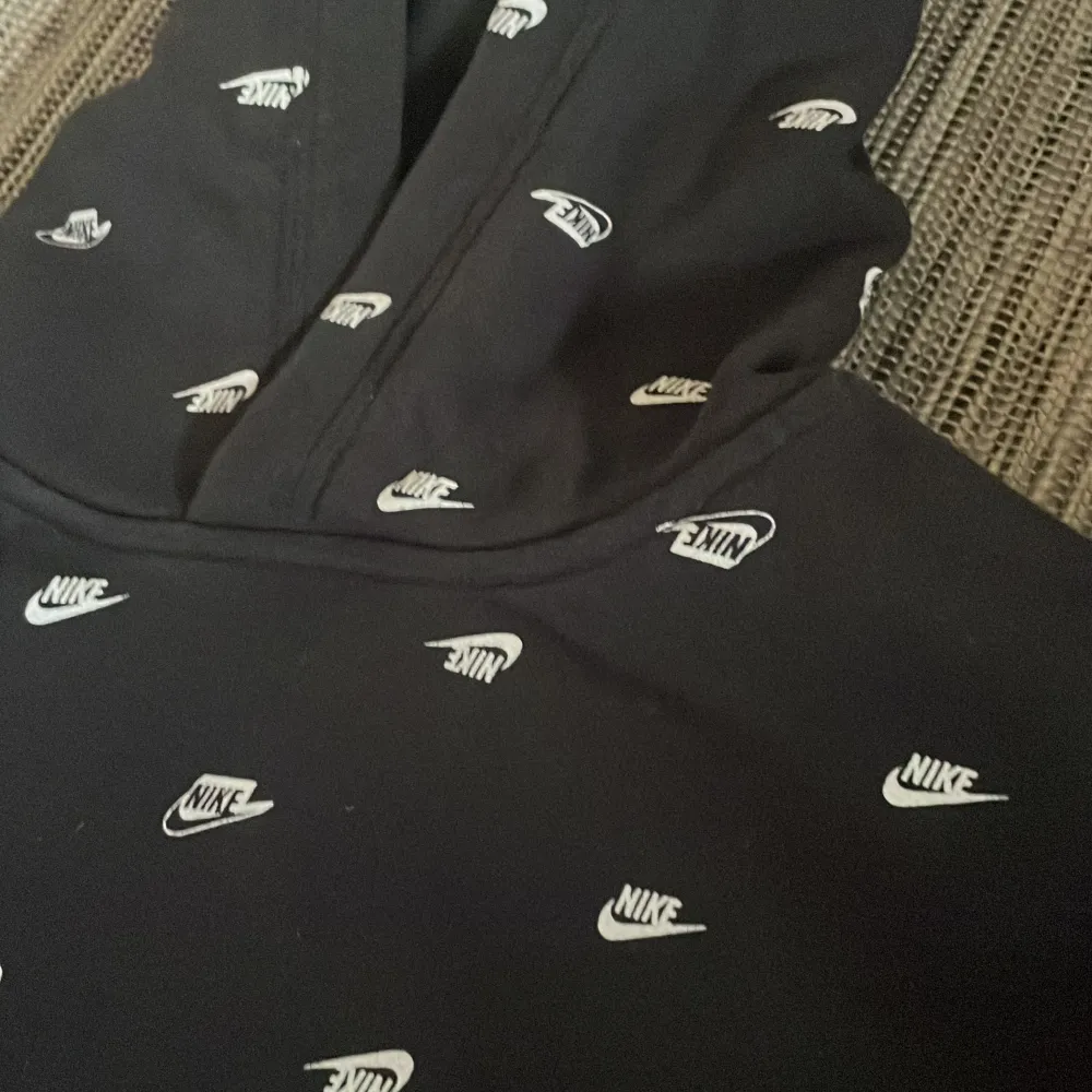 En svart-vit Nike hoodie i väldigt bra skick. Storlek 147-158. Hoodies.