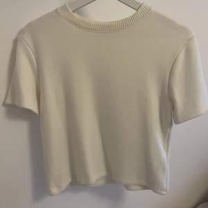 Söt kortärmad tröja ifrån zara!❤️ Säljer då den inte längre kommer till användning. Toppen är sparsamt använd och är i nyskick❤️ skriv privat för fler bilder, pris kan diskuteras❤️