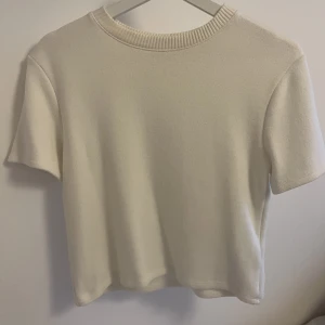 Söt tröja ifrån Zara!❤️ - Söt kortärmad tröja ifrån zara!❤️ Säljer då den inte längre kommer till användning. Toppen är sparsamt använd och är i nyskick❤️ skriv privat för fler bilder, pris kan diskuteras❤️