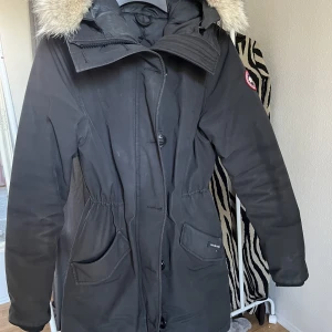 Canada goose - Hej!  Säljer min kära jacka för att jag är sugen på att byta till vintern.  Jackan är använd men i bra skick. Den har bra helhetsbild, men har lätt slitage på armarna som knappt syns och är lätt att fixa.  Säljes för 4.500kr och byte är eventuellt intress