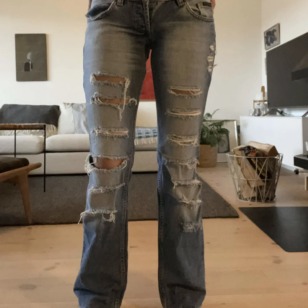 Trendiga jeans med revor i bootcut. Midjemått 38 cm . Mer frågor? Skriv i chatten!🩷. Jeans & Byxor.