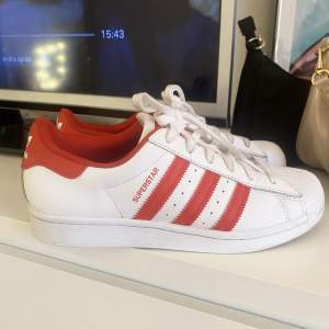 Säljer dessa röda snygga Adidas Superstars.💘 Storlek 39, i väldigt fint skick!😇