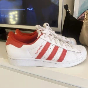 Röda Adidas Superstars - Säljer dessa röda snygga Adidas Superstars.💘 Storlek 39, i väldigt fint skick!😇