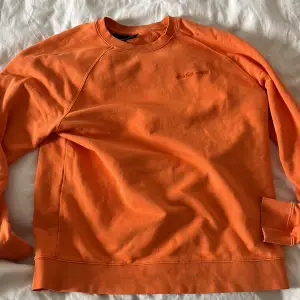 Hej, säljer en orange tröja från Peak i storlek L
