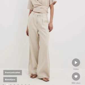 Linnebyxor från Na-kd - Säljer dessa linnebyxor som är helt oanvända. Dem är försmå för mig strl32, nypris 699kr men jag säljer för 350kr. Men är även öppen för förslag till ett annat pris. Önskas privata bilder så skicka i chatten 💬 