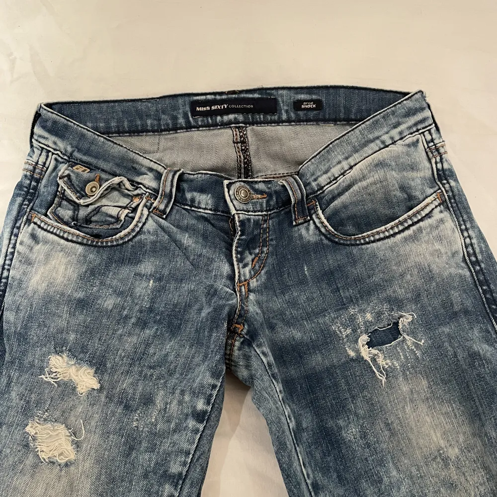 Väldigt låga lågmidjade jeans från miss sixty⭐️jättesnygga detaljer på baksidan, bra skick. Midjemåttet 37cm o inerbenslängden 85cm. Jeans & Byxor.