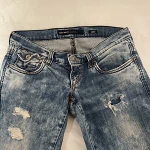 Väldigt låga lågmidjade jeans från miss sixty⭐️jättesnygga detaljer på baksidan, bra skick. Midjemåttet 37cm o inerbenslängden 85cm
