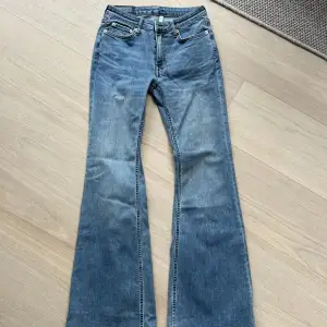 Helt nya weekday jeans Flame Low Flared i storleken 27/32. Helt oanvända och lapparna är fortfarande kvar😍Nypris 600kr. 