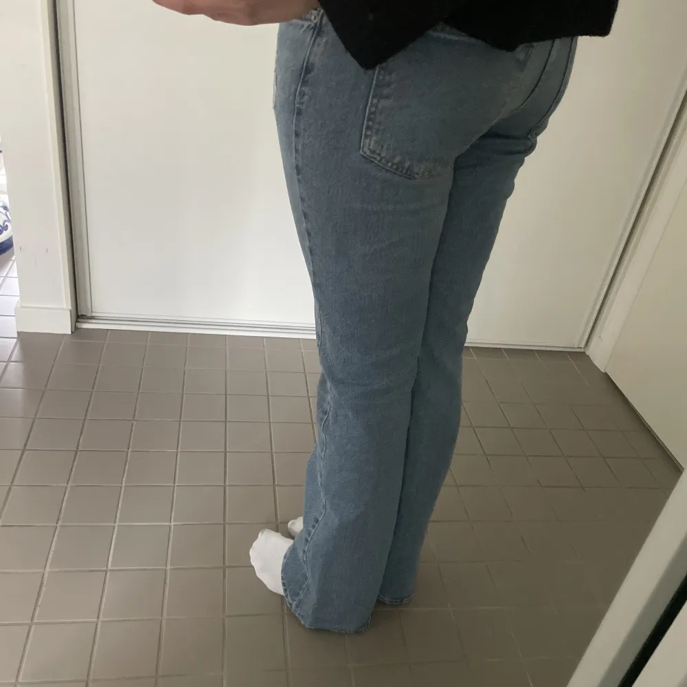 Säljer mina jeans från Gina tricot, använda fåtal gånger. Det är storlek 40 på dom men sitter som 38💕. Jeans & Byxor.