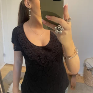 Spets tröja - Mörkblå urringnad spets T-shirt 