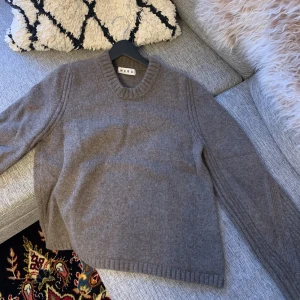 Stickad tröja - Stickad tröja med visa armar från Wera.