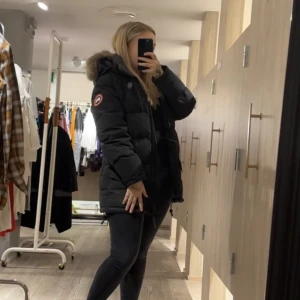 Canada goose Chelsea  - Säljer min canada goose Chelsea, haft den väldigt länge, men den är extremt varm och skön men använder den ej längre drf säljer jag den billigt