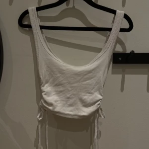 Vit topp - Fin topp från pull&bear i storlek S. Säljer pga att den inte passar mig längre. 