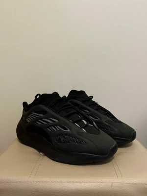 Yeezy boost 700 v3 dark glow  - Yeezy 700 v3 dark glow  Skick 6/10  Priset kan diskuteras  Ingen box 