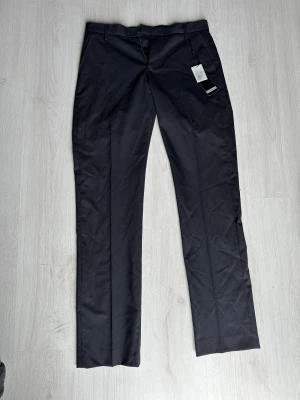 Konstymbyxor - Kostymbyxor från Riley Storlek 148 men är betydligt större i storlek Nypris 699 Färg - Intense navy  Funkar både på dam och herr