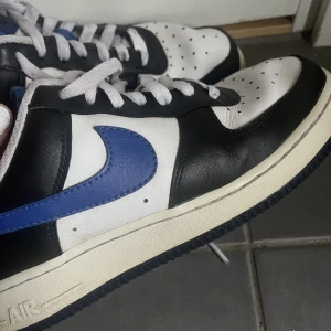 Nike skor - Säljer mina specialdesignade, blåa och vita Nike airforce. Säljer pågrund av att jag knappt använder dem eftersom jag har fler. Bra skick bortsätt från att det finns en liten ”grop” i hälen men som såklart inte når igenom skon eller syns.💕💖