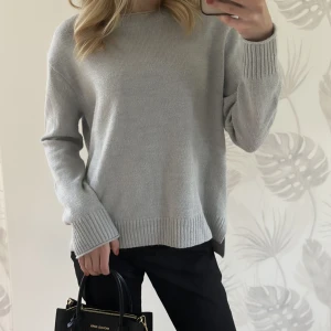 Stickad banana republic tröja - Säljer min fina stickade tröja från banana repiblic. Den är i bra kvalitet, mjuk och jätte fin till hösten och vintern. Nypris 1200kr säljer nu för 550kr pris kan diskuteras💗