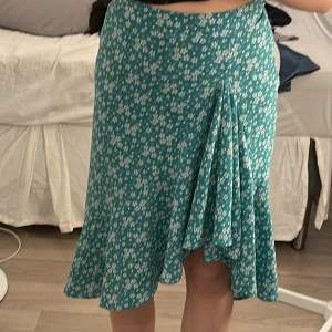Läs bio! Söt grön och vitblommig kjol från Cubus ❤️Säljer då jag inte använder den och den är inte min stil❤️