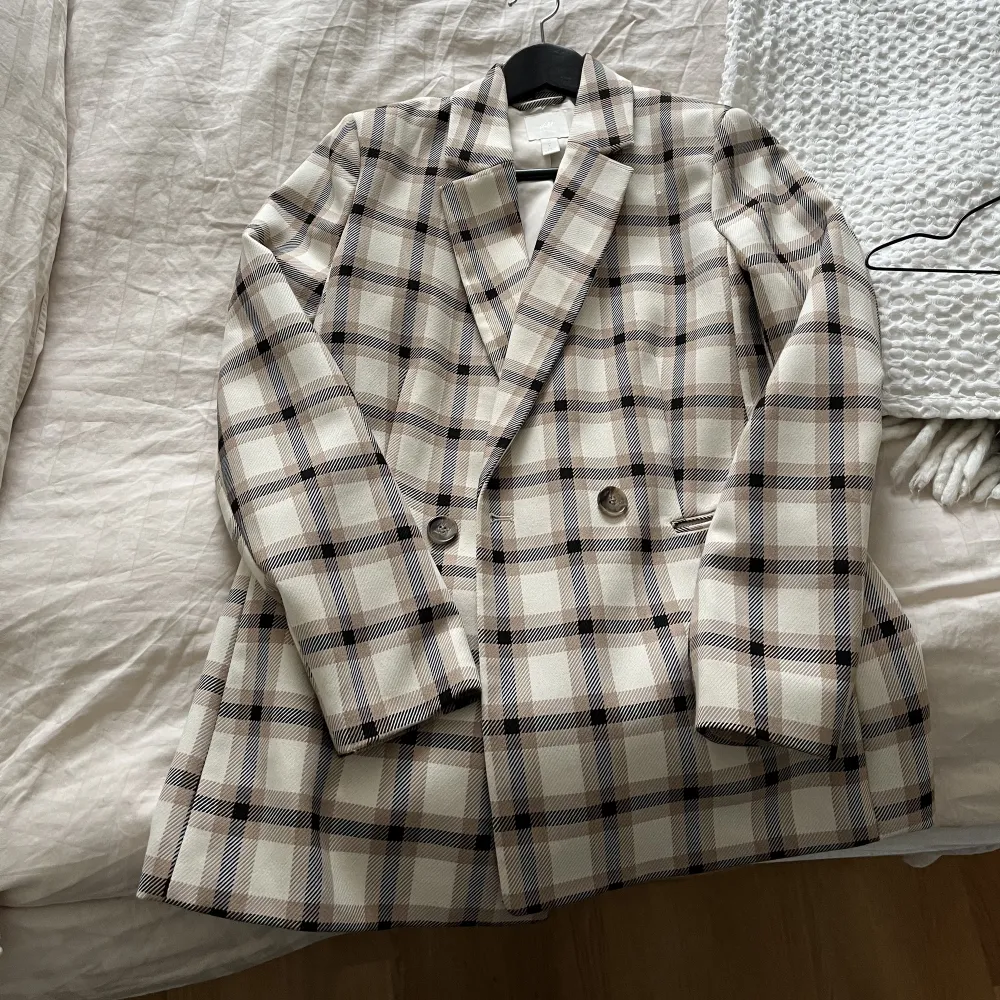 Rutig blazer från hm. Storlek 36. I bra skick! 100 kr.🤍. Kostymer.