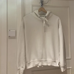 Vit hoodie från lager 157 - Det är en basic vit hoodie från lager 157 med snören.