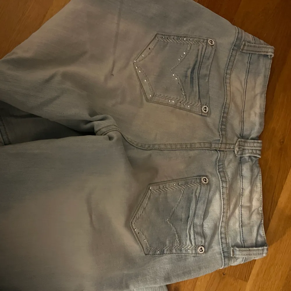 Säljer mina low waist ljusblå jeans då jag inte använder dom eller passar längre 💕. Jeans & Byxor.