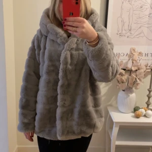 fuskpäls jacka - Säljer nu min fina grå fuskpäls jacka då den tyvärr är för stor och inte kommer till användning!💕 Den är endast använd ett fåtal gånger och är i nyskick. Perfekt jacka för höst/vinter💕💕