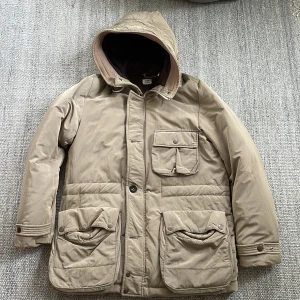 Cp company puffer  - Sjukt fet vintage cp company dunjacka perfekt till höst och vinter! Size M jag är 186 och passar mig fint! Finns lite skavanker här och där men inget man lägger märke till! 