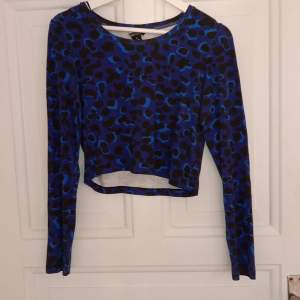Tunn tröja från Monki  Den är typ leopard mönstrad fast blå och svart  Köpte för 150 säljer för 120 priset kan diskuteras 