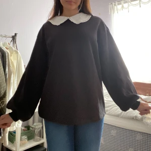 Tröja med krage - Sötaste tröjan med krage som knäpps ihop i nacken. Den är helt i nyskick utan lapp, köptes 2020 men har aldrig använt. Den är i storlek S. Jag när oftast storlek xs-s. Skriv för fler bilder, mått eller andra frågor💋🤍