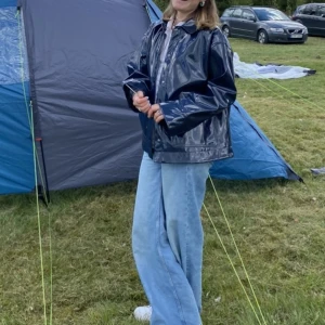 Regnjacka - Universums coolaste regnjacka!! Storlek M och perfekt skick, kommer inte till användning hos mig😪