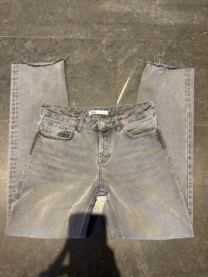 Zara mid waist jeans 36 🩶 - Avklippta till att passa någon som är 160 - 165. Storlek 36. Knappt använda då jag äger liknande byxor. Dessa säljs inte längre i butik 🩶