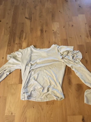 Beige volang t-shirt från gina - Säljer denna från Gina i storlek xs! Skit snygg.