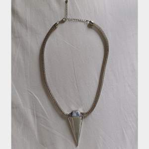 2 stora halsband som kan användas som utklädlse eller till vardags. 2 för 40kr.