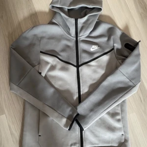 Nike Tech Fleece - Säljer Tech Fleece eftersom den inte kommer till användning längre. Tröjan är i bra skick 10/10