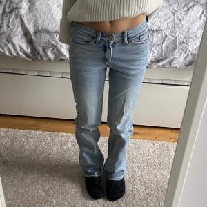 Säljer dessa ljusblåa jeans från Weekday! Bra skick, storlek 24/30. Jag är 160 och dem går ner till marken. Köpte dem för 500kr men säljer för 100kr då dem knappt är använda! Har inga defekter utan säljer pågrund av att jag inte använder dem längre💗