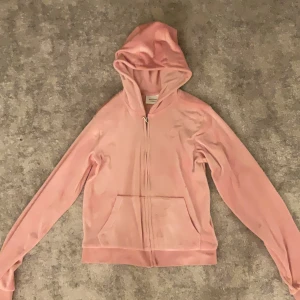 Juicy couture sett  - Knappast rört det andvänt  kanske 1 eller 2 gånger så det är väldigt bra skick. Inga fläckar eller något sånt. Jag köpte det för 2000 och säljer för 999. Storlek 12-13. Jag Kan sänka priset 💗💗