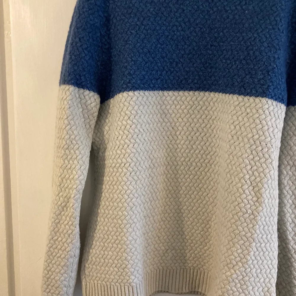 Selling my H&M winter sweater, size is L but can fit an XL as it is large  Acrylic and wool blend.. Tröjor & Koftor.