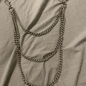 Byx kedja - Byxkedja köpt på SHOCK. Nypris 399kr. Använd två gånger. 