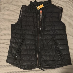 Parajumpers väst - Äkta Parajumpers väst i storlek S💞 Bra skick förutom att en av dragkedjorna är sönder tyvärr, men det går säkert att laga💕Finns 2 väldigt små hål i västen, som inte är synliga alls💕 Nypris: ca 3 500 - 4 000kr Kvittot har jag tyvärr inte kvar