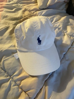 Polo Ralph Lauren keps  - Vit keps med justerbart band  