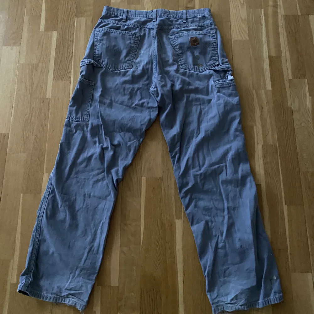 Carhartt Carpenter i grå, dem är använda men fortfarande i bra skick👍.. Jeans & Byxor.