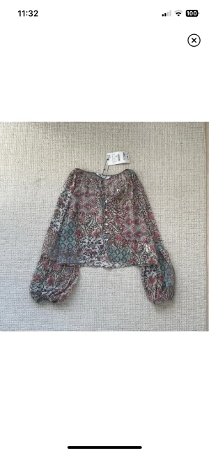 Zara blus  - Helt oanvänd ❤️storlek L men väldigt liten i storlek och passar mig som brukar ha S