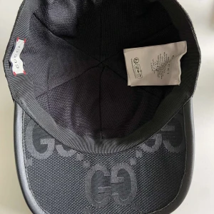 Gucci Keps - Har köpt en ny så vill bli av med denna. Grym kvalitet. Skriv för mer bilder.