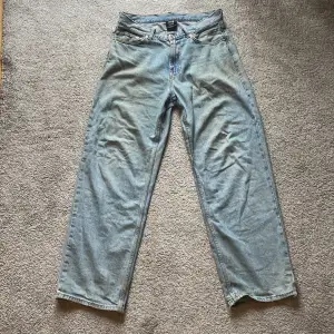 Sweet sktbs jeans i storlek xs. Dom är väldigt slittna och har lite heelbite men de e coolt. Jeansen har också lite hål men de e bara att sy ihop.