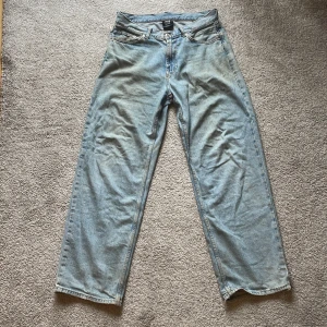 👁️Sweet sktbs jeans👁️ - Sweet sktbs jeans i storlek xs. Dom är väldigt slittna och har lite heelbite men de e coolt. Jeansen har också lite hål men de e bara att sy ihop.